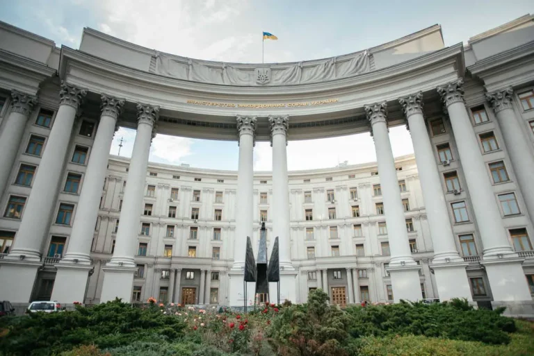 Київ: величний сталевий "Фенікс" висотою 8 метрів сяє перед МЗС