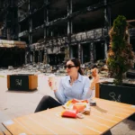 Лумер, блогерка, що нагадує Трампа, у найстарішому McDonald's Києва на Лук'янівці.