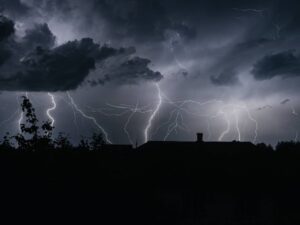 Неймовірні кадри грози: фотограф з Волині показав стихію у всій красі (ФОТО)