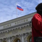 Росія: Страх відключень і дронів штовхає народ до готівки.