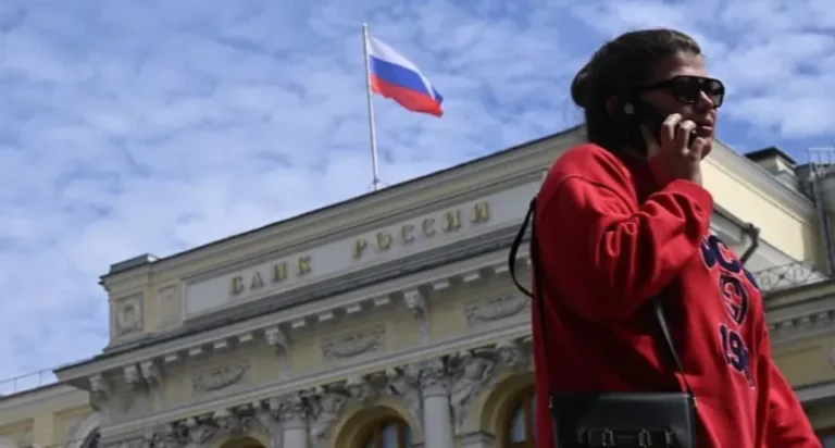 Росія: Страх відключень і дронів штовхає народ до готівки.