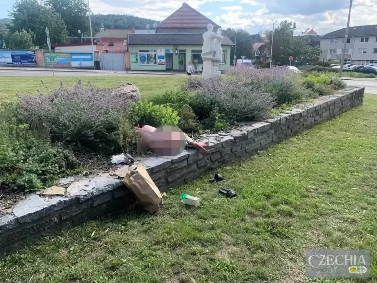 Сонце, спокуса, віра: оголена жінка у місті, на очах у ходи.