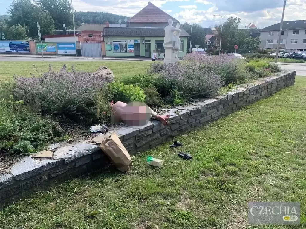 Сонце, спокуса, віра: оголена жінка у місті, на очах у ходи.