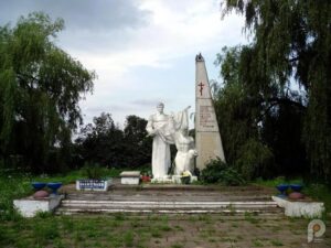 Волинь: 12-й рік війни, зноситься радянська зірка з сільського пам'ятника.