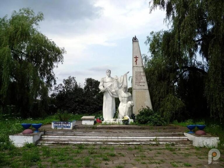 Волинь: 12-й рік війни, зноситься радянська зірка з сільського пам'ятника.