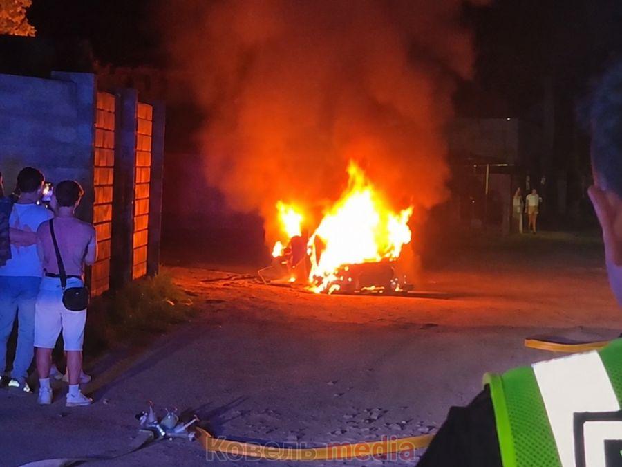 Нічна пожежа в Ковельському районі: легковик згорів дотла.