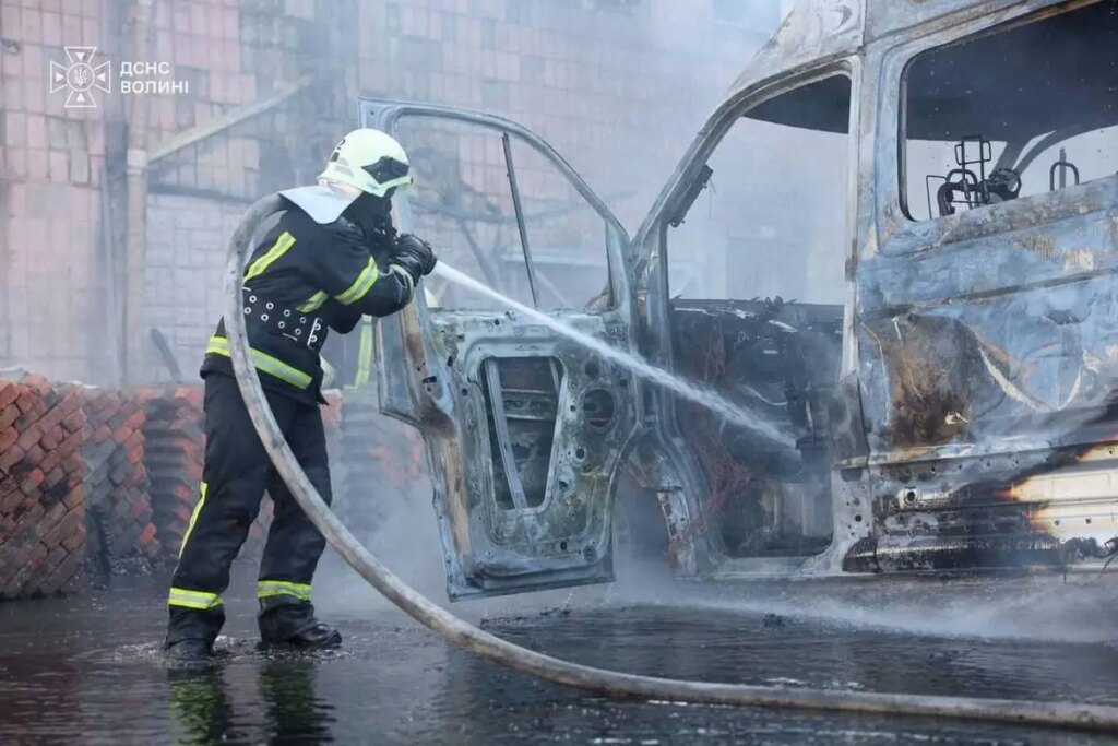 Пожежа на транспортному підприємстві Луцька: полум'я охопило приміщення.