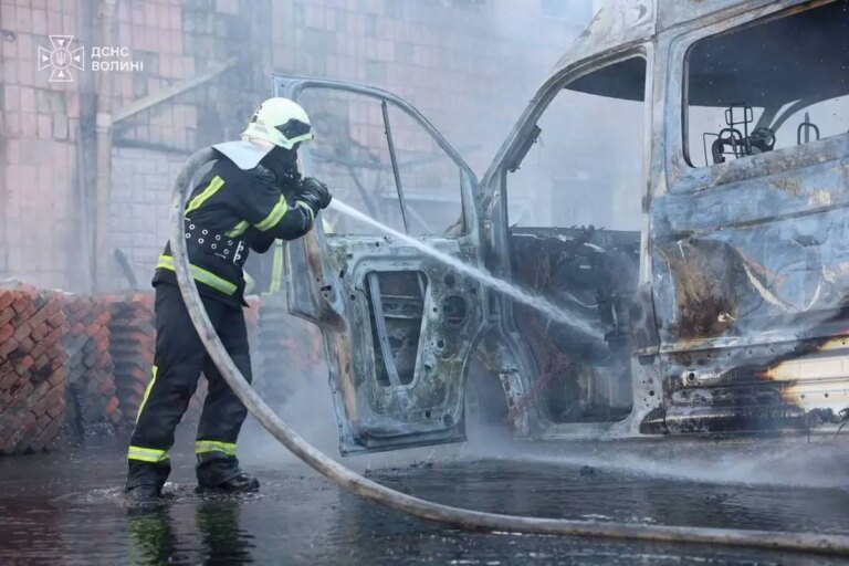Пожежа на транспортному підприємстві Луцька: полум'я охопило приміщення.