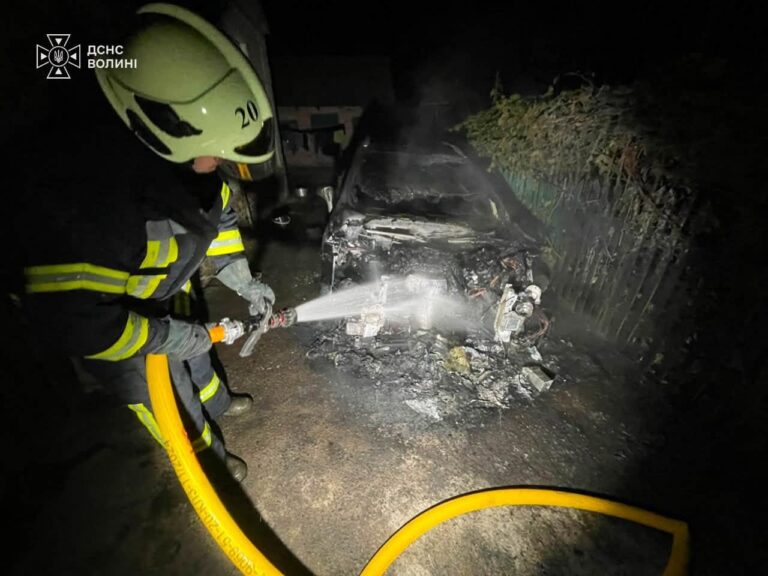 Смертельна іскра: Автомобіль спалахнув посеред волинського села.