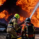 Суми: Герої-рятувальники ліквідували наслідки авіабомбових ударів, врятувавши край від вогняної стихії.