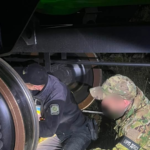 Сигарети у колісних парах: прикордонники Волині викрили незвичайну схованку у вантажному потязі.