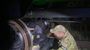 Сигарети у колісних парах: прикордонники Волині викрили незвичайну схованку у вантажному потязі.