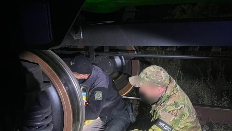 Сигарети у колісних парах: прикордонники Волині викрили незвичайну схованку у вантажному потязі.