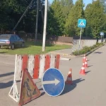 У Колках перед школою оновлюють розмітку: водіям тимчасово доведеться шукати шляхи об'їзду.