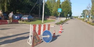 У Колках перед школою оновлюють розмітку: водіям тимчасово доведеться шукати шляхи об'їзду.