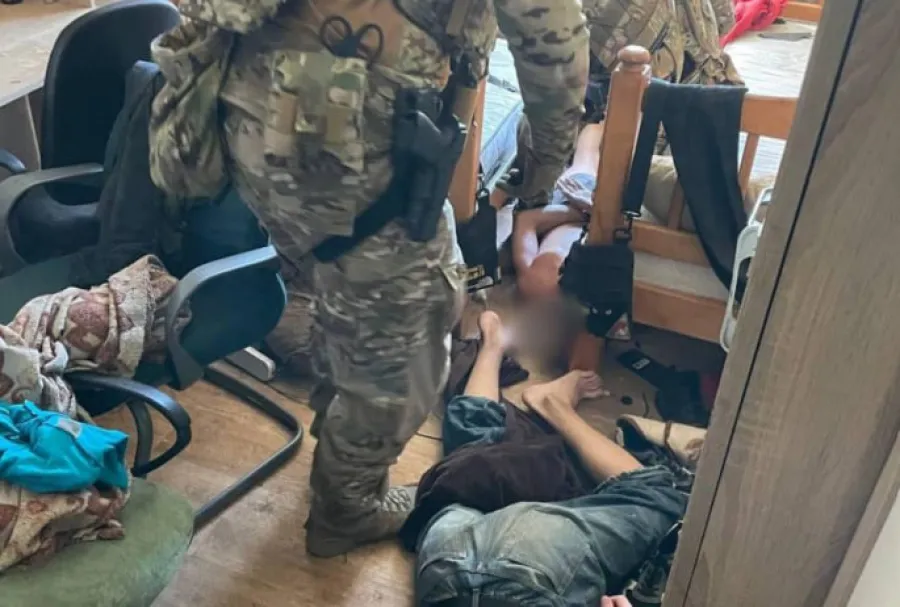 У Києві: неповнолітні хуліганили з кастетом і ножем, отримали підозру
