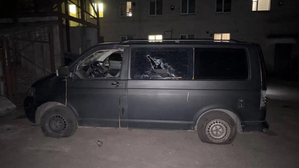 У Луцьку: авто ТЦК та СП та двоє військових постраждали від нападу 30 цивільних.