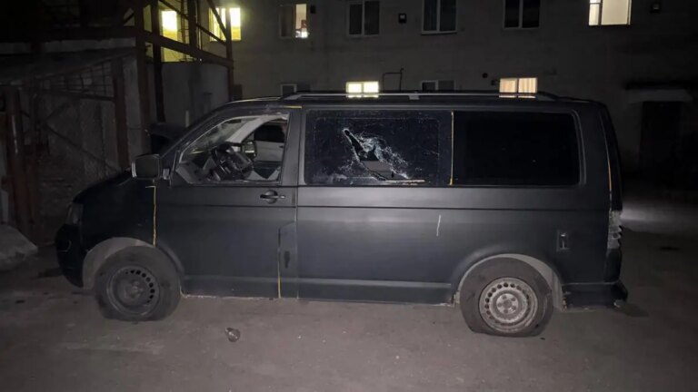 У Луцьку: авто ТЦК та СП та двоє військових постраждали від нападу 30 цивільних.