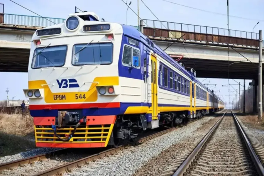 Україна: потяги в затримці, рейси скасовано.