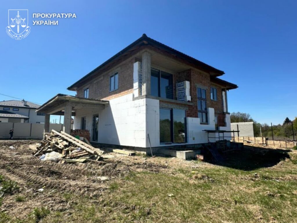 Земляки чи здирники? Залізничників на будову депутата: підозра на Волині.