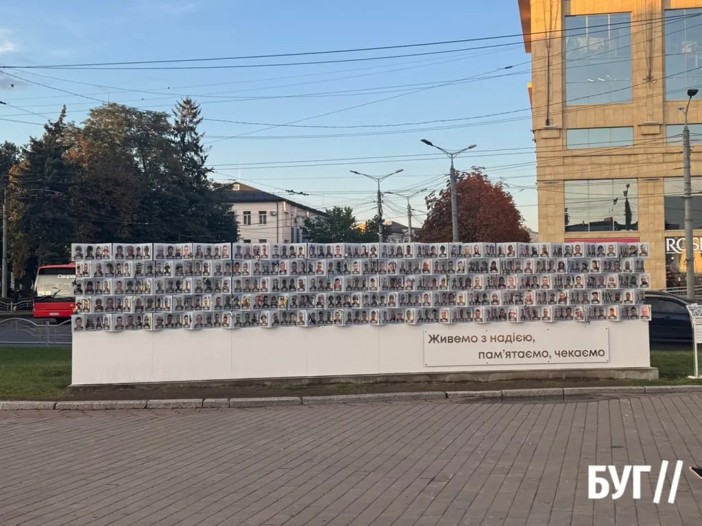 Фото дня: у центрі Луцька встановили стенд зі світлинами захисників 2