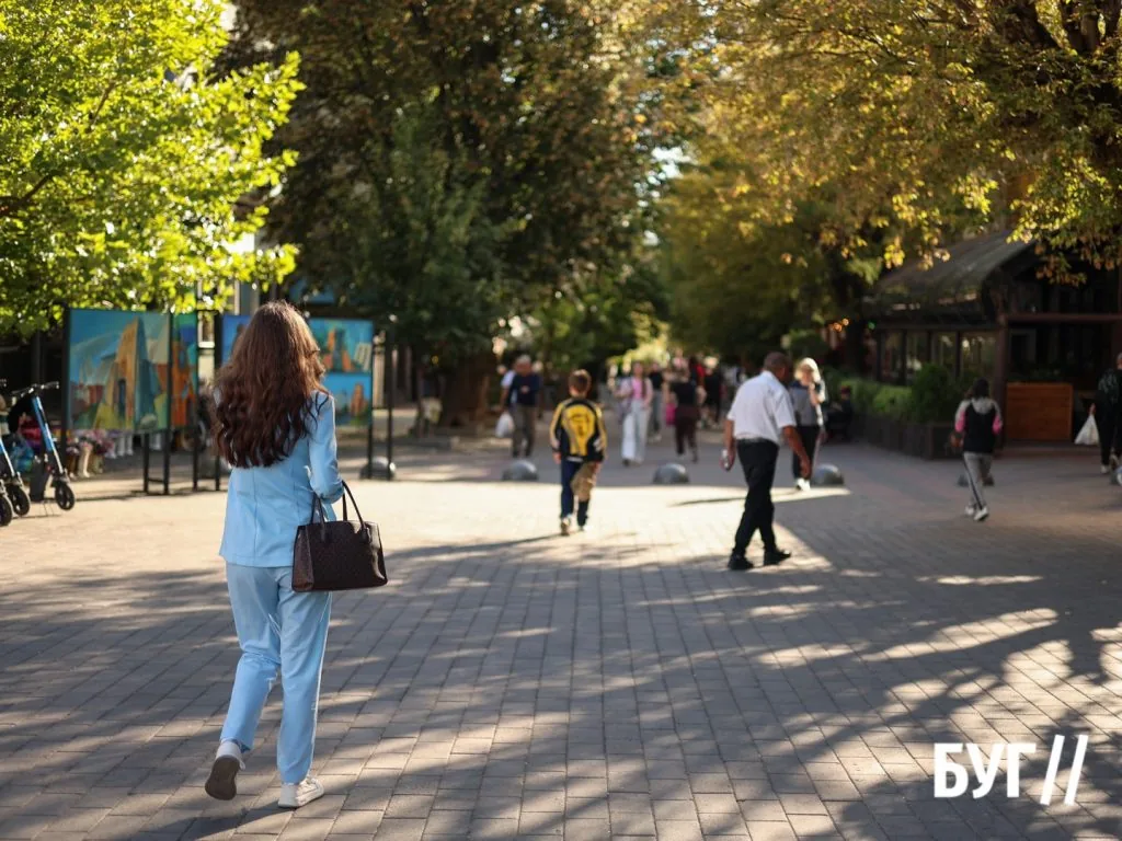 Місто буденне: сонячний день у Луцьку перед осіннім похолоданням 4