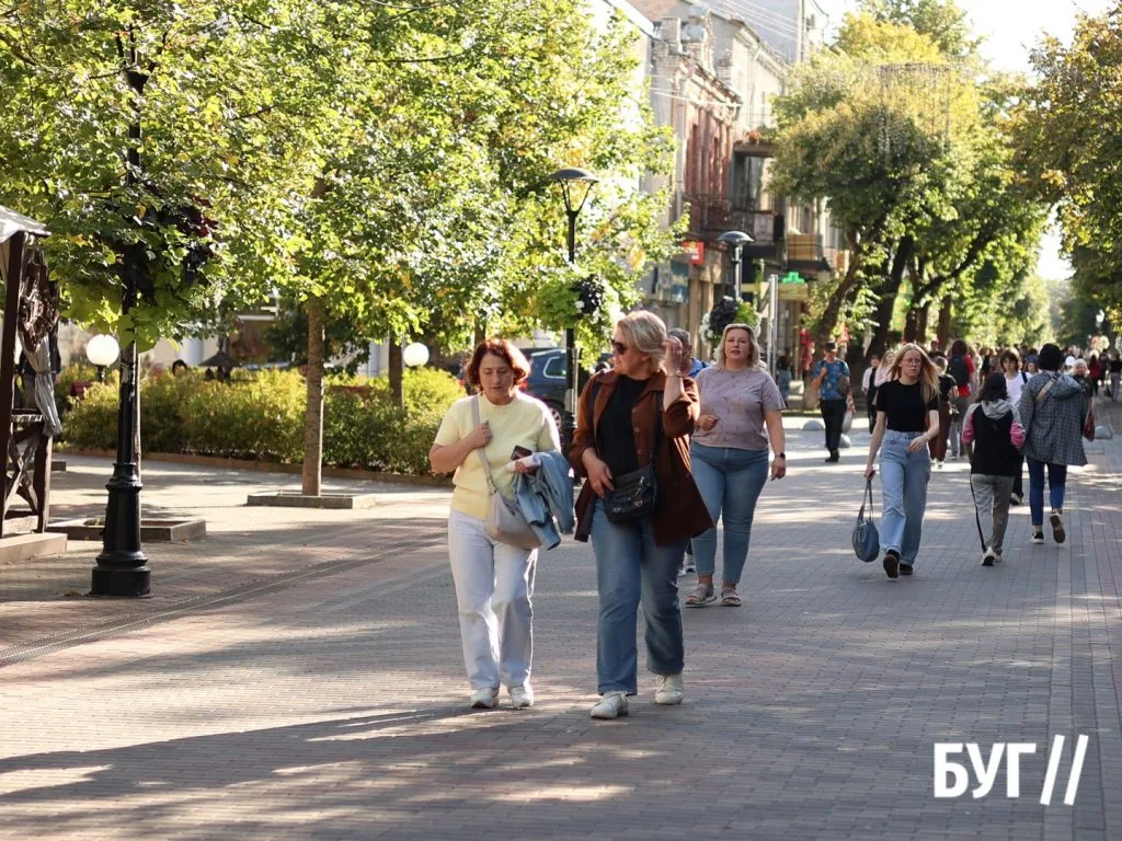 Місто буденне: сонячний день у Луцьку перед осіннім похолоданням 5