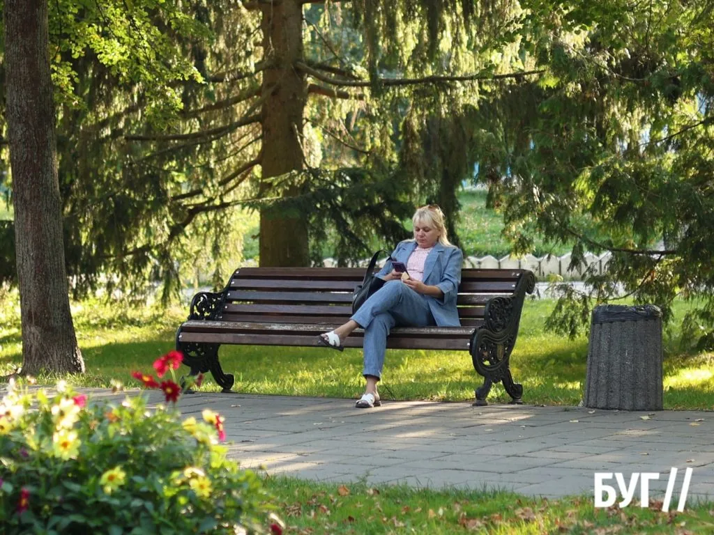 Місто буденне: сонячний день у Луцьку перед осіннім похолоданням 11