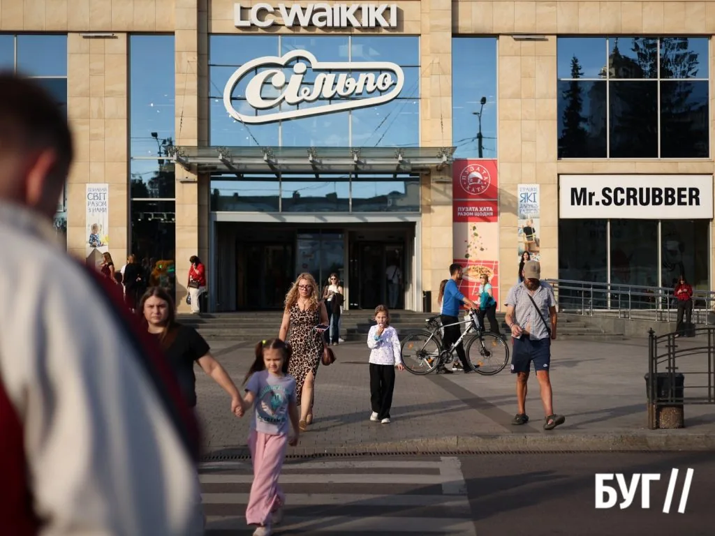 Місто буденне: сонячний день у Луцьку перед осіннім похолоданням 10