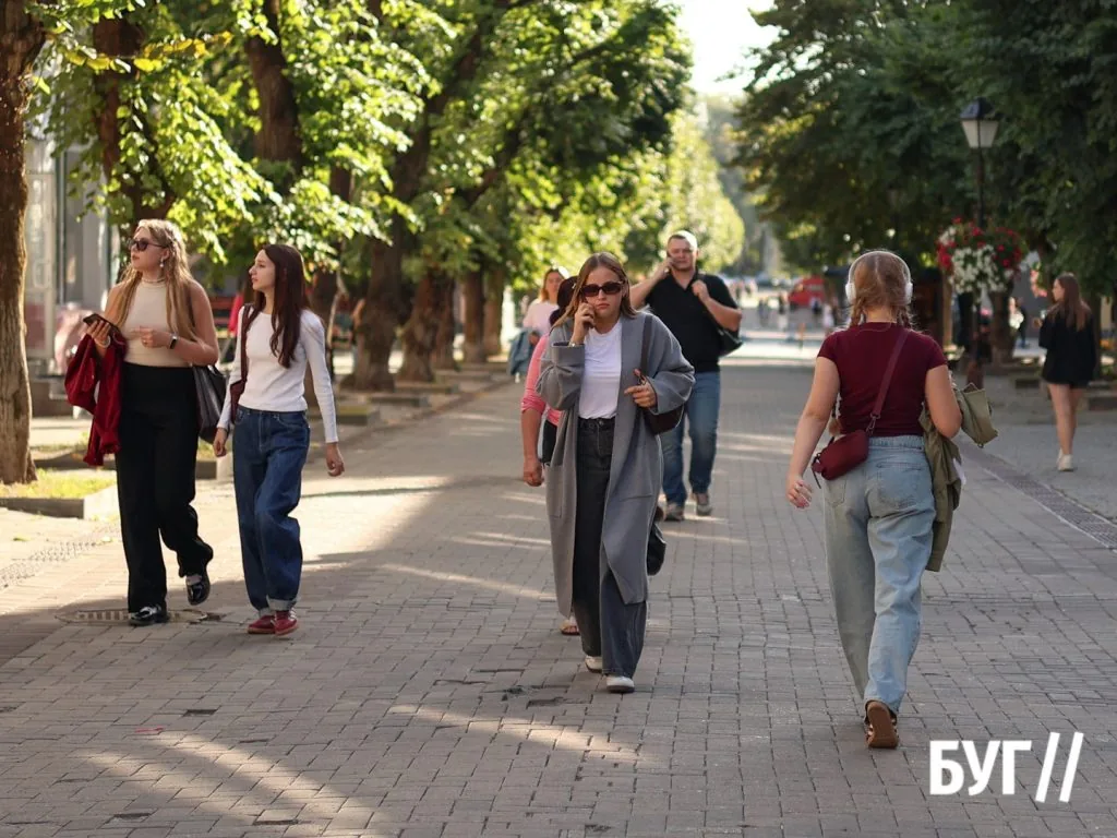 Місто буденне: сонячний день у Луцьку перед осіннім похолоданням 8