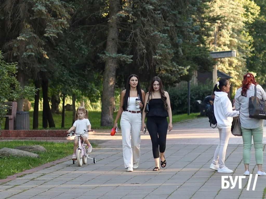 Місто буденне: сонячний день у Луцьку перед осіннім похолоданням 13