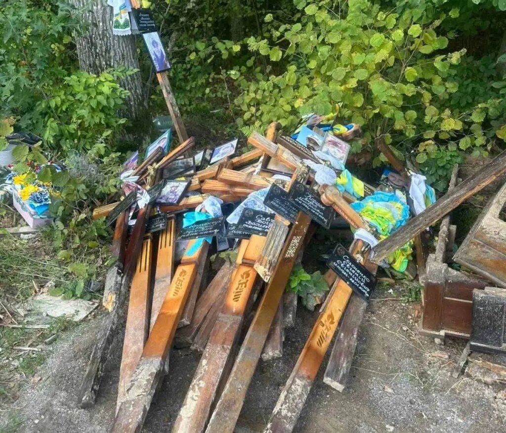 Біля Ківерець під лісом виявили викинуті хрести та портрети полеглих захисників