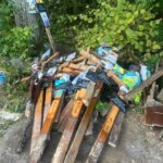 Біля Ківерець під лісом виявили викинуті хрести та портрети полеглих захисників