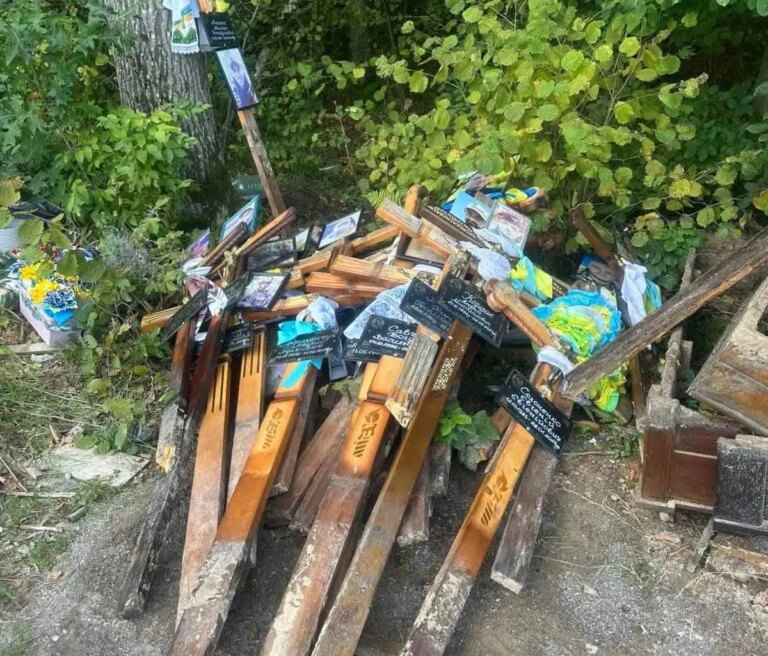 Біля Ківерець під лісом виявили викинуті хрести та портрети полеглих захисників