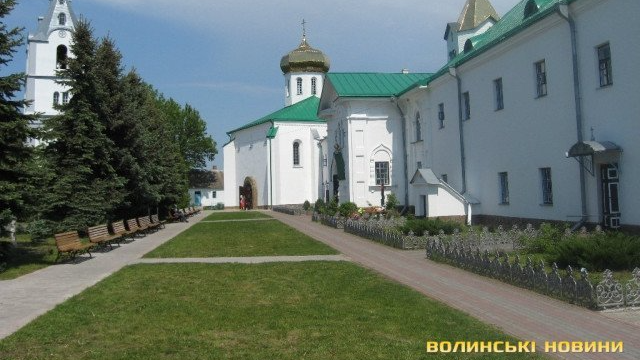 Близько 200 заяв прихожан МП затягують суд щодо монастиря на Волині