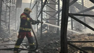 Київщина ліквідовує наслідки нічної атаки: пожежі гасять у трьох районах області