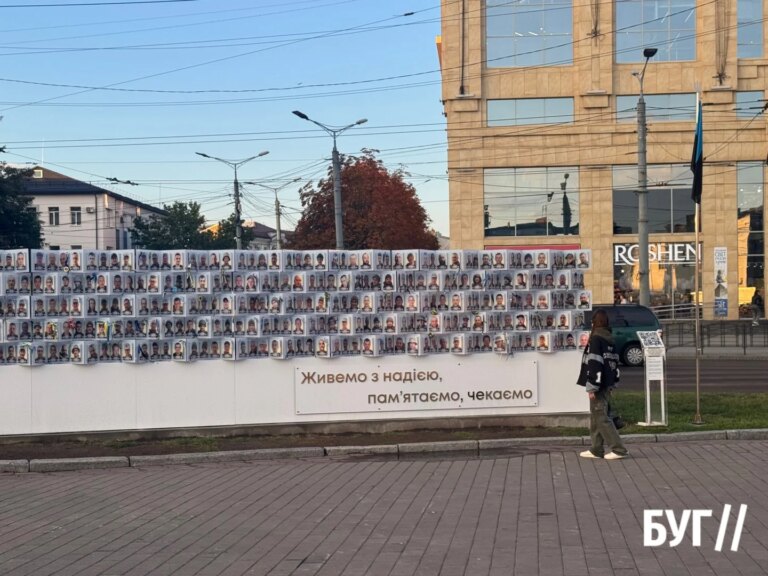 Луцьк вшановує героїв Фото дня: захисникам України присвятили стенд у серці міста