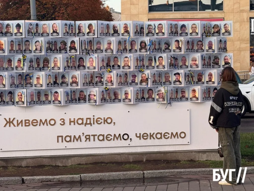 Фото дня: у центрі Луцька встановили стенд зі світлинами захисників 1