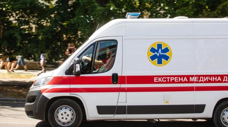 Луцькі медики витягли жінку, яка задихалася через капюшон, затягнутий у копачку