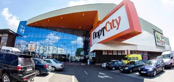 Усі входи відкриті, а паркінг як укриття: як працює ТРЦ «ПортCity» в Луцьку під час повітряної тривоги