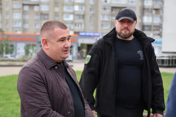 На Волині ветеран отримав грант і придбав два авто для навчання водіїв (фото)