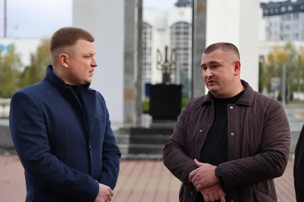 На Волині ветеран отримав грант і придбав два авто для навчання водіїв (фото)