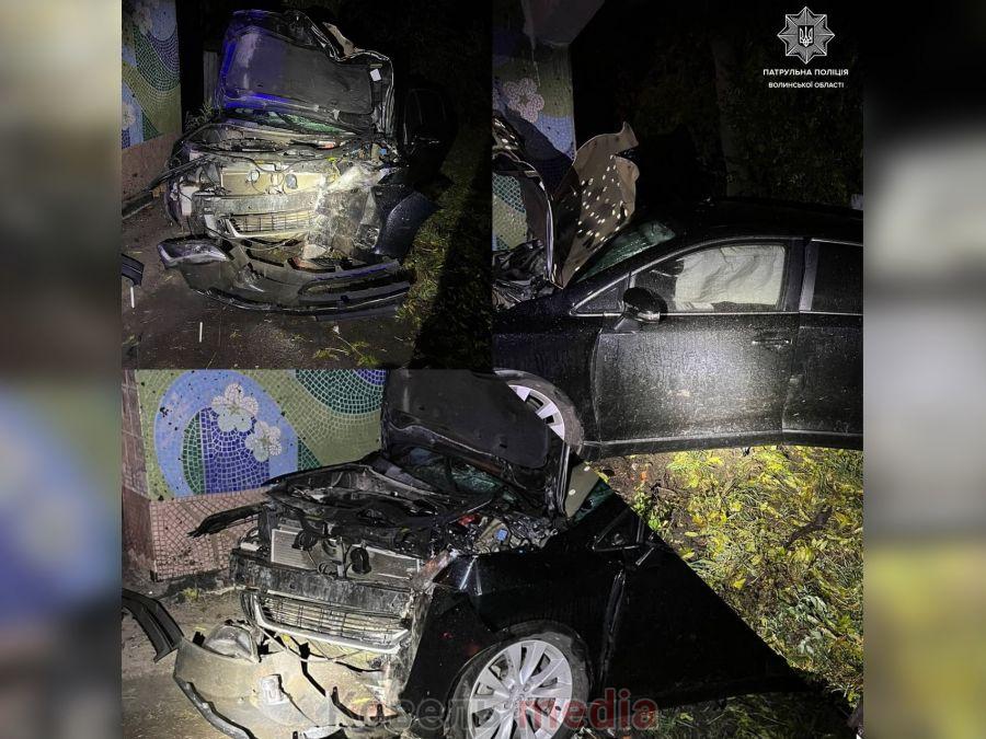 Ковель: під час дощу Toyota в’їхала у недіючу зупинку громадського транспорту