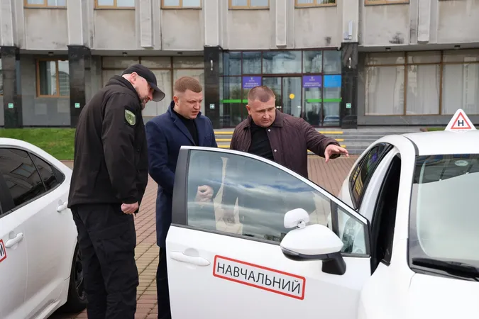 На Волині ветеран отримав грант і придбав два авто для навчання водіїв (фото)