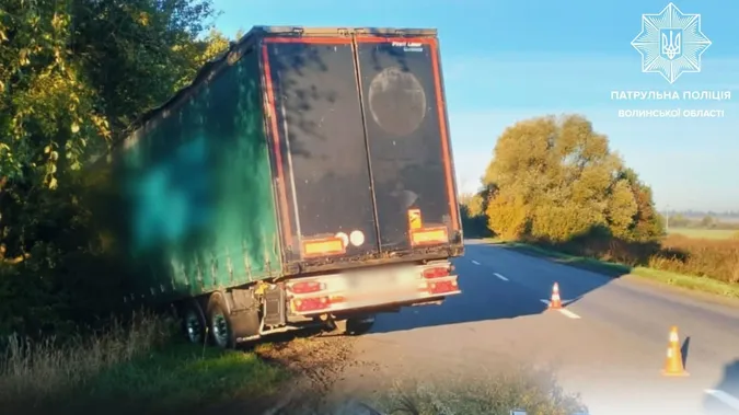 На Волині фура з'їхала в кювет: за що покарали водія