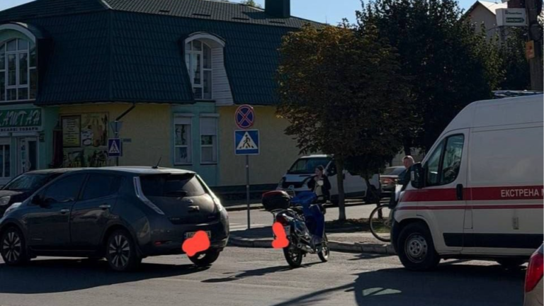 Волинь: мотоцикліст втратив керування та впав просто на дорогу внаслідок ДТП